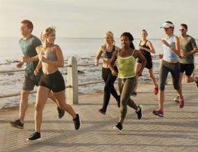 Randonneurs en bord de mer utilisant l'app Openrunner